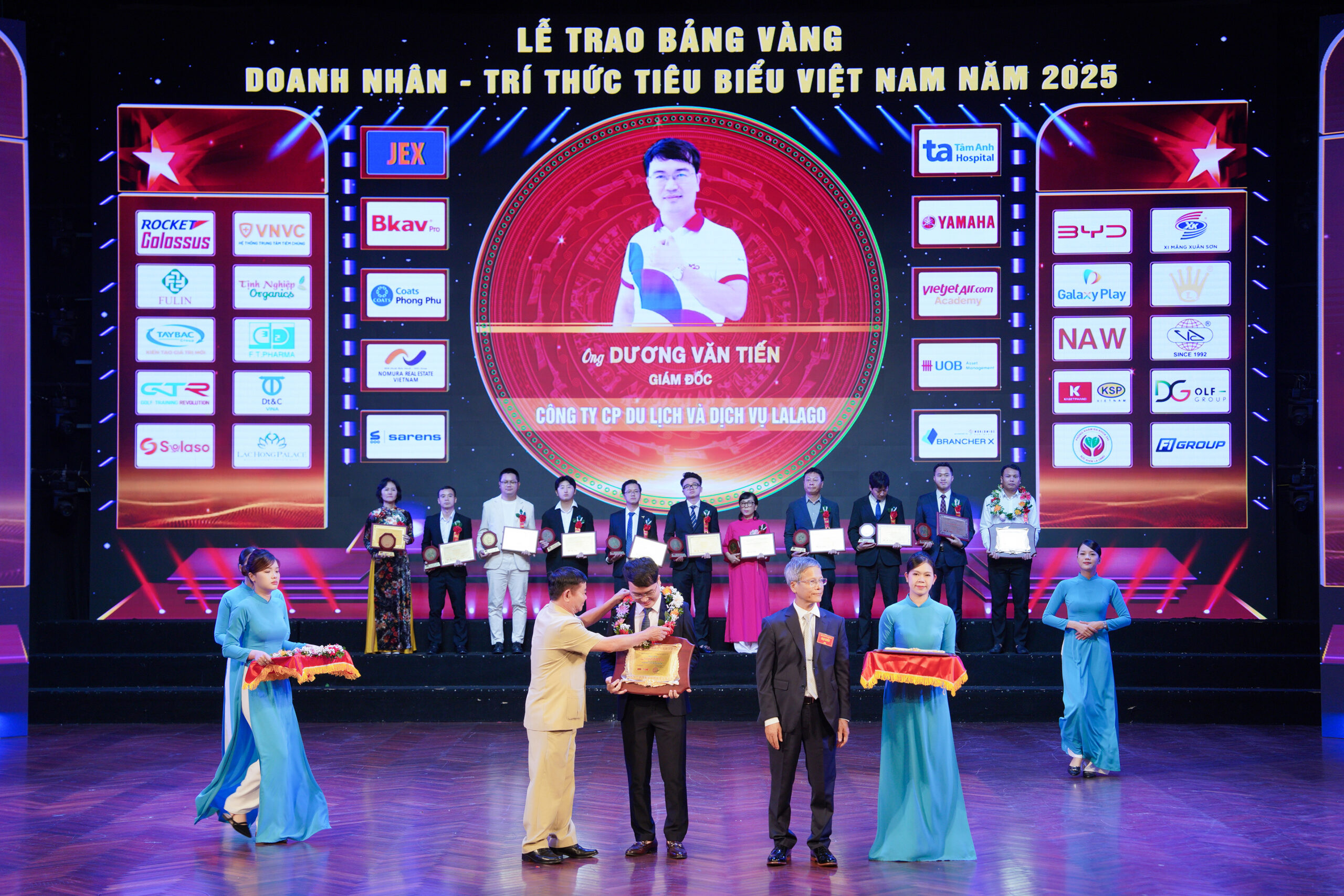 Anh Duong Van Tien vinh du nhan giai thuong scaled